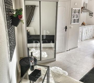 Najam studio apartmana 150 metara od Fakulteta u Iki  25 m2 - cover