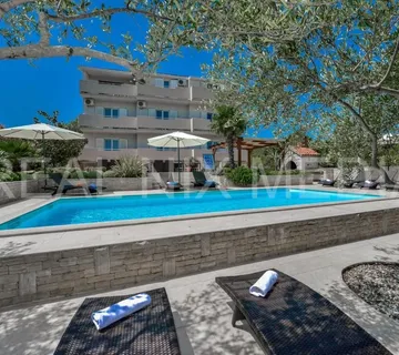 Kukljica-VILLA SA 8 APARTMANA! BAZEN! UREĐENA OKUĆNICA 1700 m2! - Kukljica, Kukljica