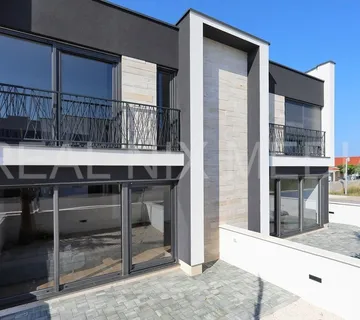 PRIVLAKA- KOMPLETNO NAMJEŠTENO I USELJIVO! - cover