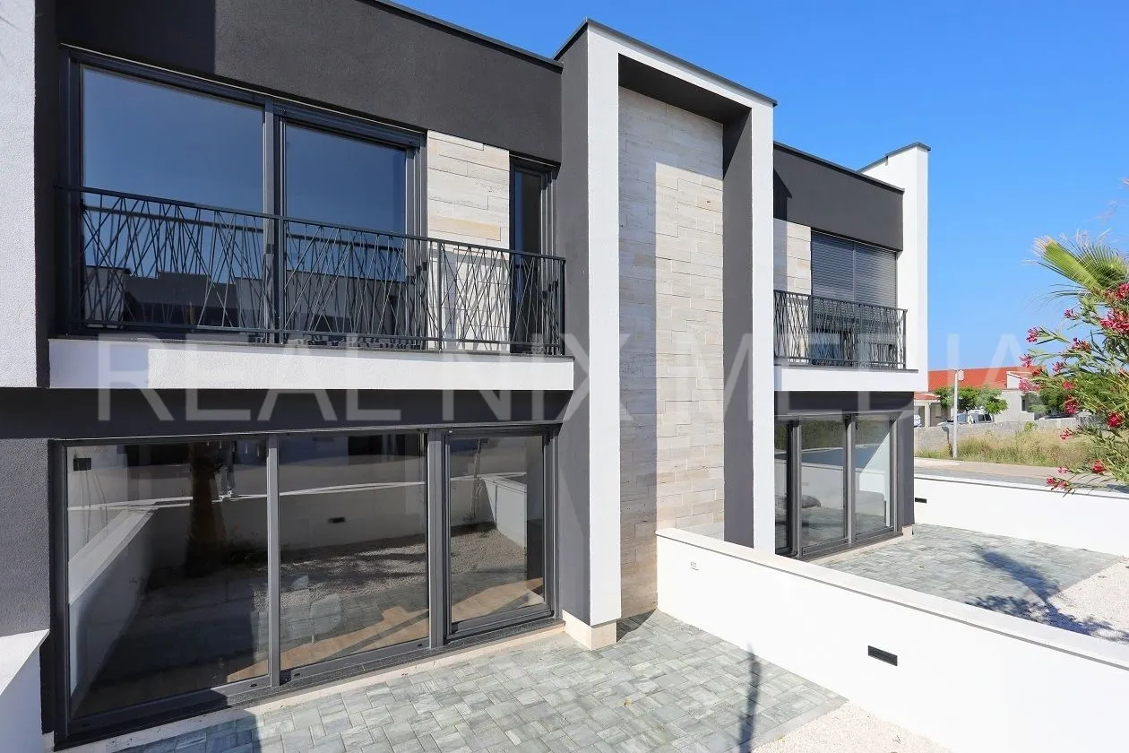 PRIVLAKA- KOMPLETNO NAMJEŠTENO I USELJIVO! - cover