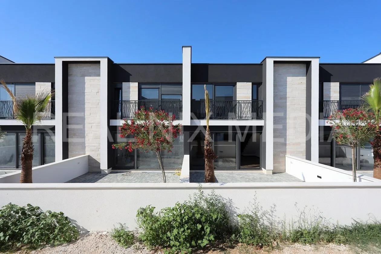 PRIVLAKA- KOMPLETNO NAMJEŠTENO I USELJIVO! - cover