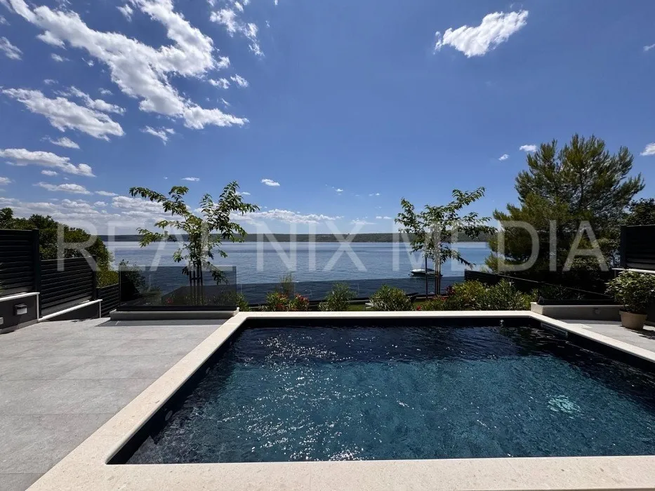 Vaša privatna oaza uz more – vila s pogledom koji oduzima dah - cover