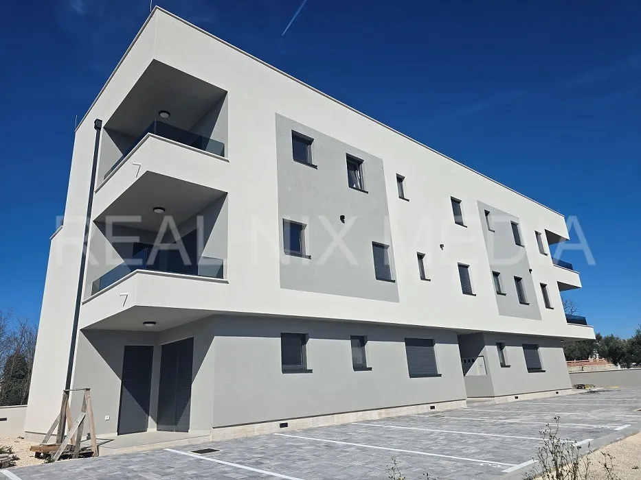 Privlaka-USELJIVO! KROVNA TERASA! POGLED NA MORE! - cover