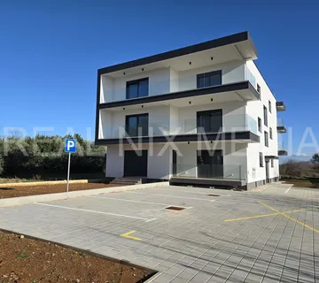 PRIVLAKA-USELJIVO! 150 m do MORA! VRT! - cover