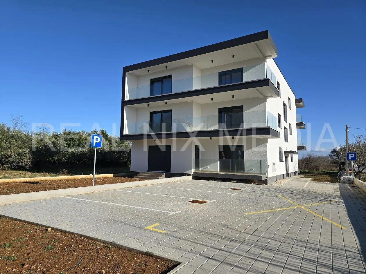 PRIVLAKA-USELJIVO! 150 m do MORA! VRT! - cover