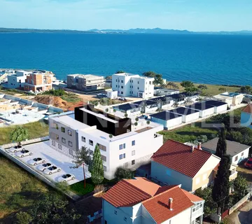 PRIVLAKA - NOVOGRADNJA! LUKSUZAN APARTMAN SA 2 SP.SOBE! 90 M DO MORA! - cover