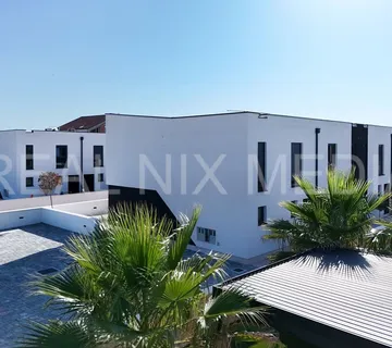 Privlaka- DVOETAŽNI APARTMAN SA VRTOM! KOMPLETNO NAMJEŠTENO! USELJIVO! - cover