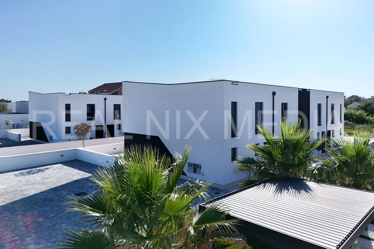 Privlaka- DVOETAŽNI APARTMAN SA VRTOM! KOMPLETNO NAMJEŠTENO! USELJIVO! - cover