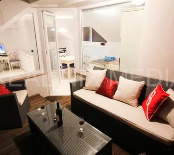 Sv. Filip i Jakov-kuća u samom centru! 50 m do mora! POGLED NA MORE! - cover