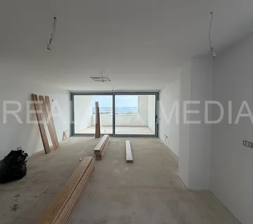 VRHUNSKA NOVOGRADNJA UZ MORE. APARTMAN - 3 SOBE. POGLED NA MORE. - cover