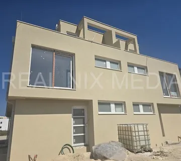 PRIVLAKA-LUKSUZNI DUPLEX ! Bazen. Blizina plaže. - cover