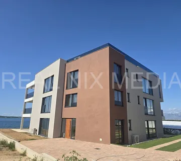 PRIVLAKA-JEDINSTVENA LOKACIJA! 1. RED DO MORA! USELJIVO! - cover