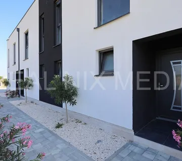 Privlaka- KOMPLETNO NAMJEŠTENO! USELJIVO ODMAH! - cover