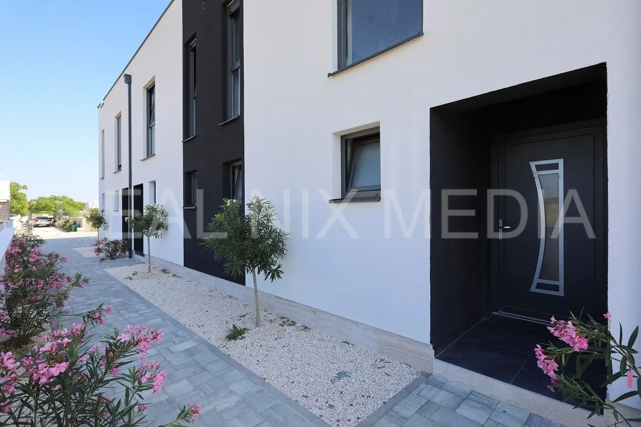 Privlaka- KOMPLETNO NAMJEŠTENO! USELJIVO ODMAH! - cover