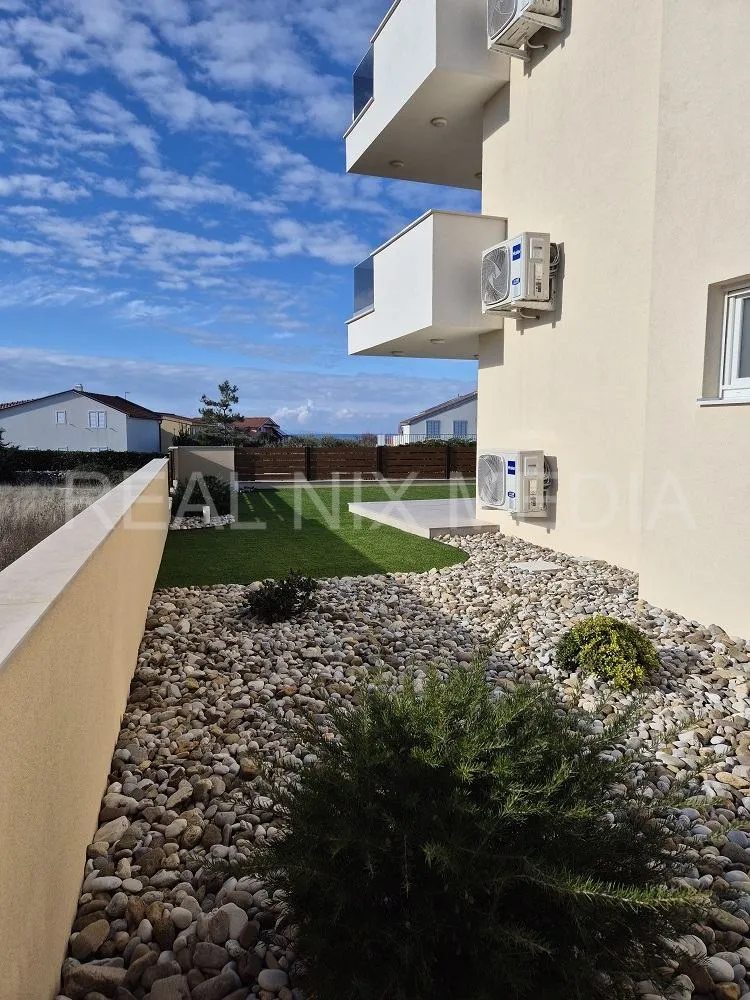 USELJIVO! 300 m do mora! - cover