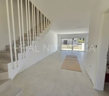 Vrsi-KUĆE U NIZU! 3 SP.SOBE, VRT! - cover