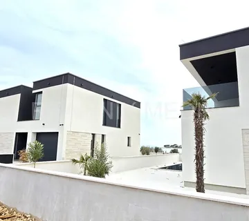 Privlaka-LUKSUZNA VILLA SA BAZENOM! USELJIVO ODMAH! - cover