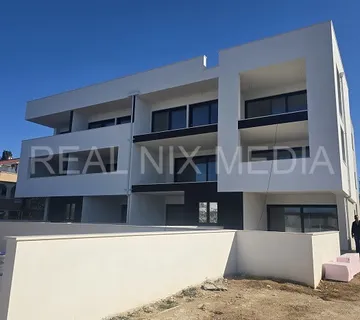 PRIVLAKA- PROSTRANI  DVOSOBAN APARTMAN U NOVOGRADNJI! 90 do mora! - cover