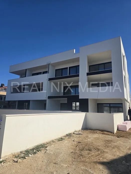 PRIVLAKA- PROSTRANI  DVOSOBAN APARTMAN U NOVOGRADNJI! 90 do mora! - cover