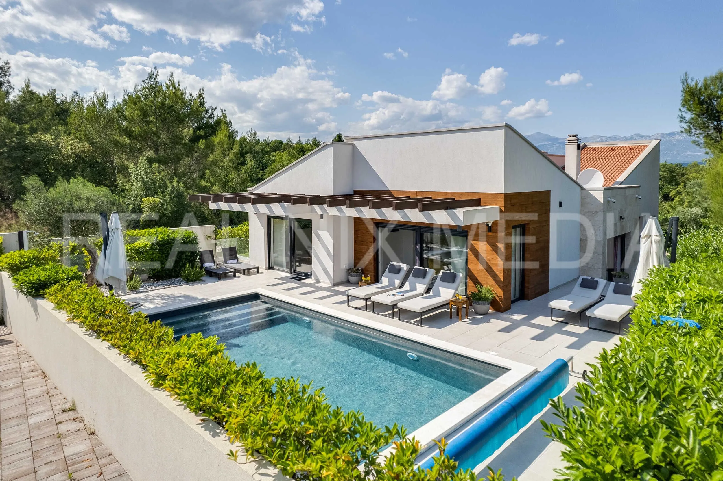 LUKSUZNA VILA ! GRIJANI BAZEN! POTPUNO NAMJEŠTENO I USELJIVO! - cover