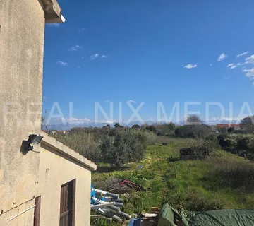 VRSI-KATNICA SA ZEMLJIŠTEM OD 1250 m2! Potrebna renovacija! - cover