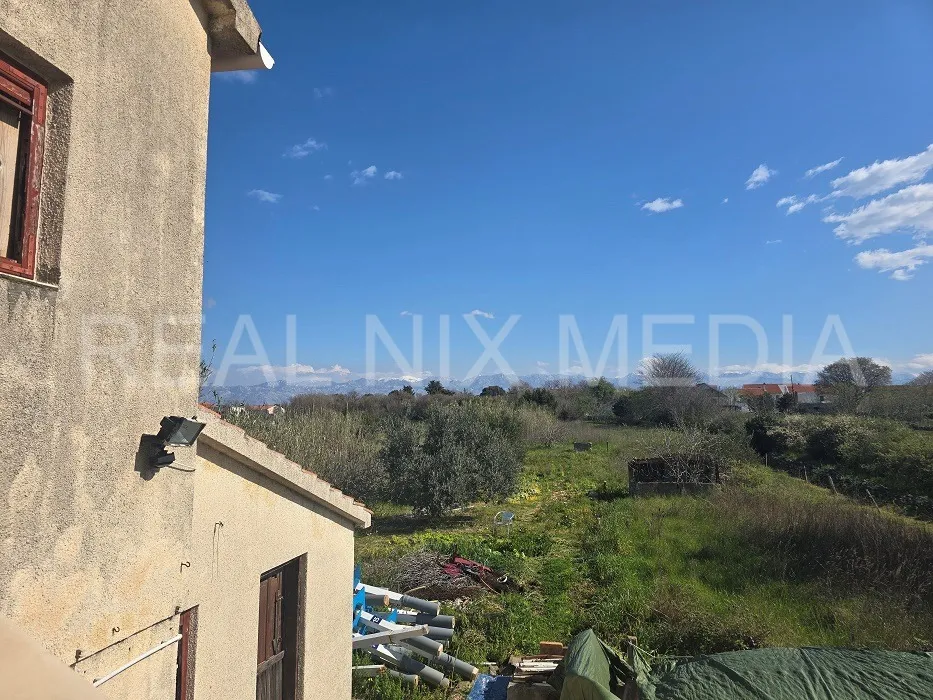 VRSI-KATNICA SA ZEMLJIŠTEM OD 1250 m2! Potrebna renovacija! - cover