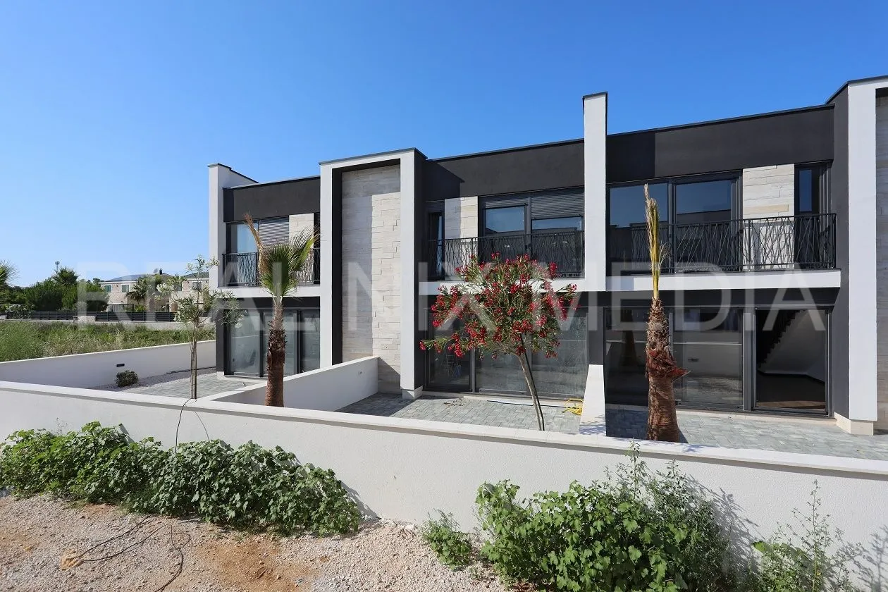 Privlaka- VRT! KOMPLETNO NAMJEŠTENO! USELJIVO ODMAH! - cover