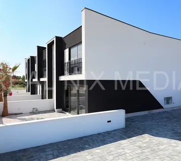 PRIVLAKA-KOMPLETNO NAMJEŠTENO I USELJIVO! - cover