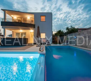 SUKOŠAN - VILA S BAZENOM NA MIRNOJ LOKACIJI! - cover