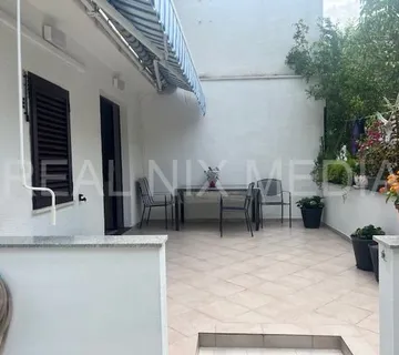 Nin/Ninske Vodice- kuća sa 2 stambene jedinice! - cover