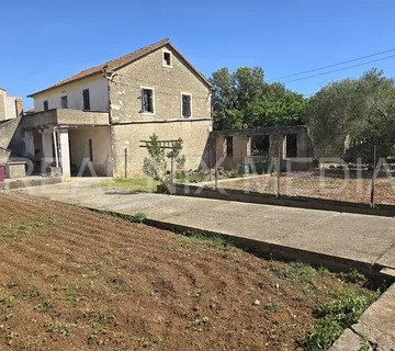 Sukošan- kuća na parceli od 750 m2+mogućnost kupnje dodatnih 190 m2 - Sukošan, Sukošan