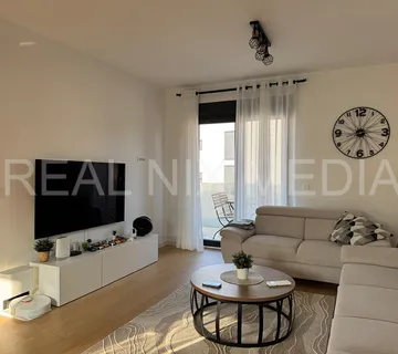 Moderan 2-soban stan (2022.) s garažom, balkonom i pogledom na more - cover