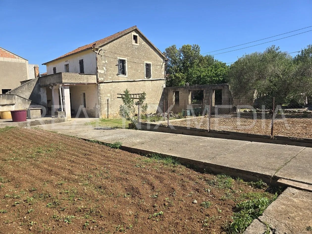 Sukošan- kuća na parceli od 750 m2+mogućnost kupnje dodatnih 190 m2 - cover