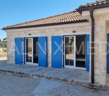 NIN/NINSKI STANOVI-PREKRASNA DALMATINSKA KUĆA SA OKUĆNICOM OD 1400 m2! - cover