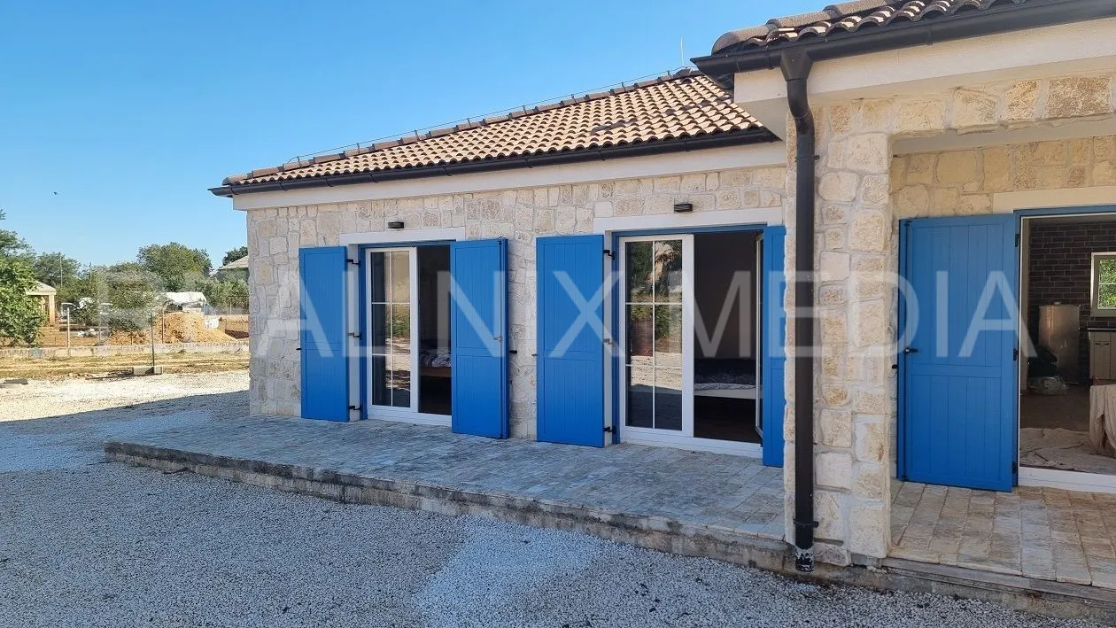 NIN/NINSKI STANOVI-PREKRASNA DALMATINSKA KUĆA SA OKUĆNICOM OD 1400 m2! - cover