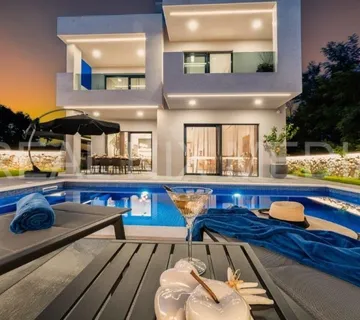 PRIVLAKA-LUKSUZNA VILLA SA GRIJANIM BAZENOM! IZUZETNO MIRNA LOKACIJA! - cover