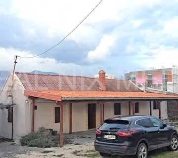 TOP PRILIKA! Kamena kuća 107 m2, 700 m2 okućnice, pogled more, centar mjesta - cover