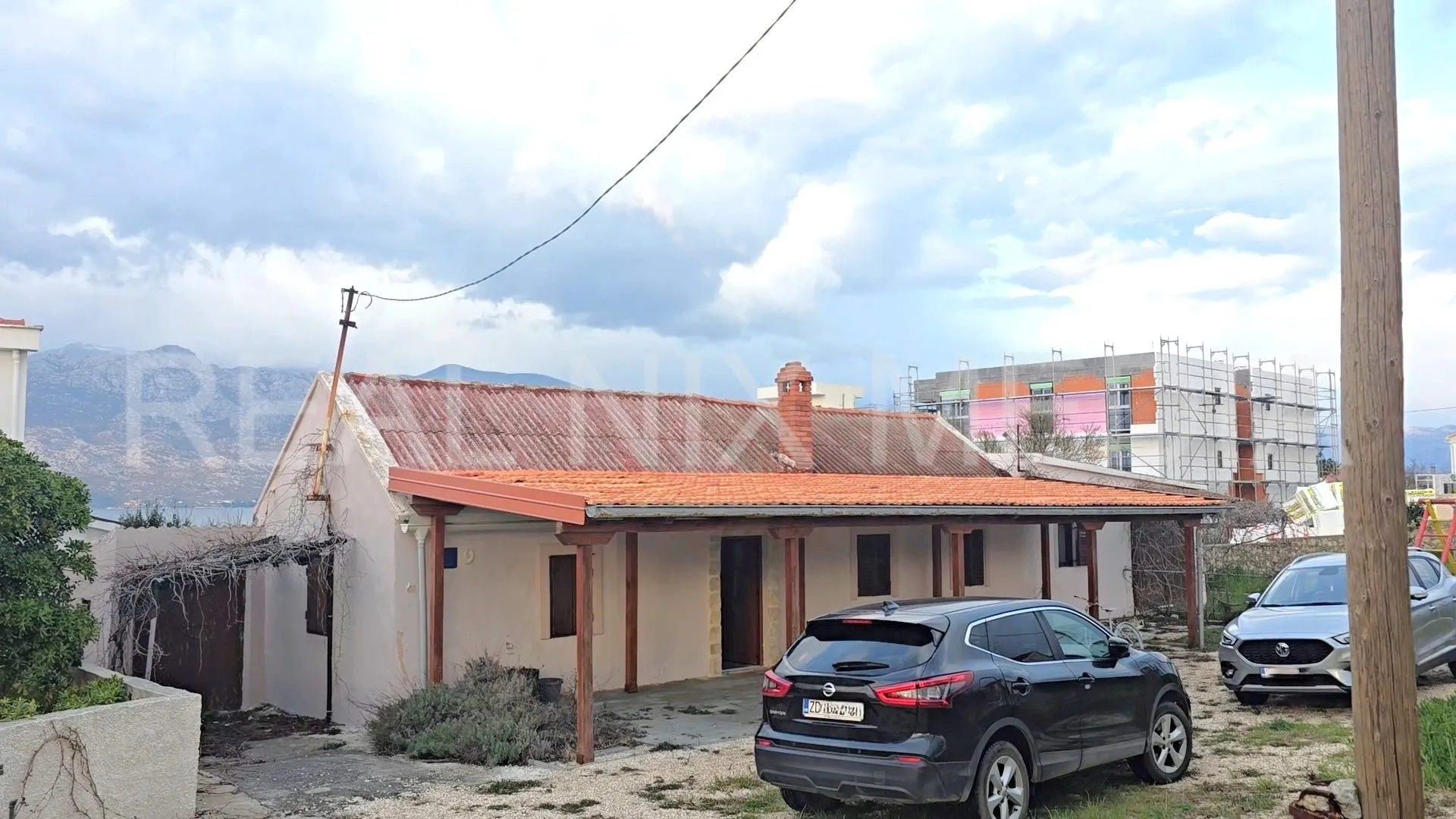 TOP PRILIKA! Kamena kuća 107 m2, 700 m2 okućnice, pogled more, centar mjesta - cover