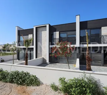 PRIVLAKA-KOMPLETNO NAMJEŠTENO! USELJIVO! - cover