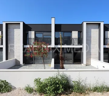 PRIVLAKA- KOMPLETNO NAMJEŠTENO I USELJIVO! - cover