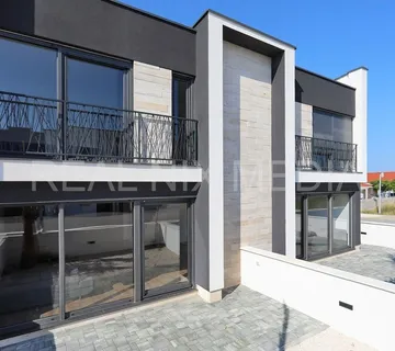 PRIVLAKA- KOMPLETNO NAMJEŠTENO I USELJIVO! - cover