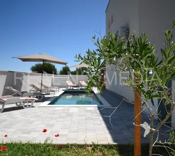 Vir-MODERNA VILA SA BAZENOM! KOMPLETNO NAMJEŠTENO!  - cover