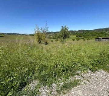 Pazin, građevinsko zemljište s pogledom na Učku - cover