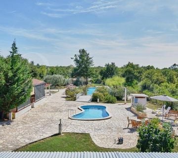 Umag, investicija, potpuno uređena vila 375 m2, hacienda, 3800 m2 okućnice, veliki bazen - cover