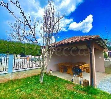 Samostojeća apartmanska kuća, 360 m2, 500m od mora, Fažana - cover