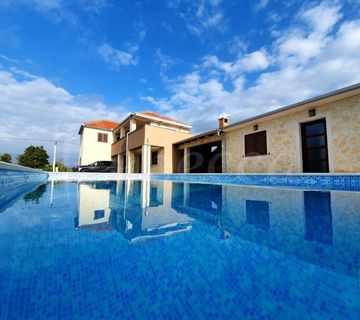 Zadar, Privlaka - moderna vila s dodatnim apartmanom(200m2), bazenom i velikom okućnicom, NOVOGRADNJA - cover