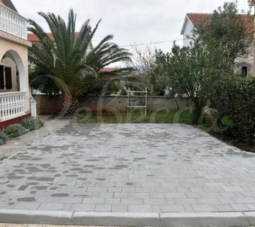 Vir, kuća s dva apartmana(126,80m2), 70 metara do plaže - cover