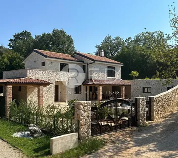 OTOK KRK, OKOLICA DOBRINJA - IMPRESIVNA KAMENA KUĆA S BAZENOM, 220 m2