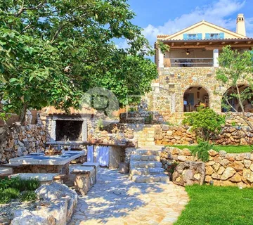 OTOK KRK, MALINSKA - AUTOHTONA VILA S POGLEDOM NA MORE, 260 m2 - Malinska, Malinska-Dubašnica