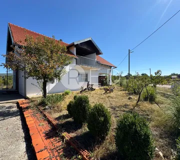 KUĆA KATNICA SA DVORIŠTEM I GARAŽOM - PLANJANJE GORNJE - cover